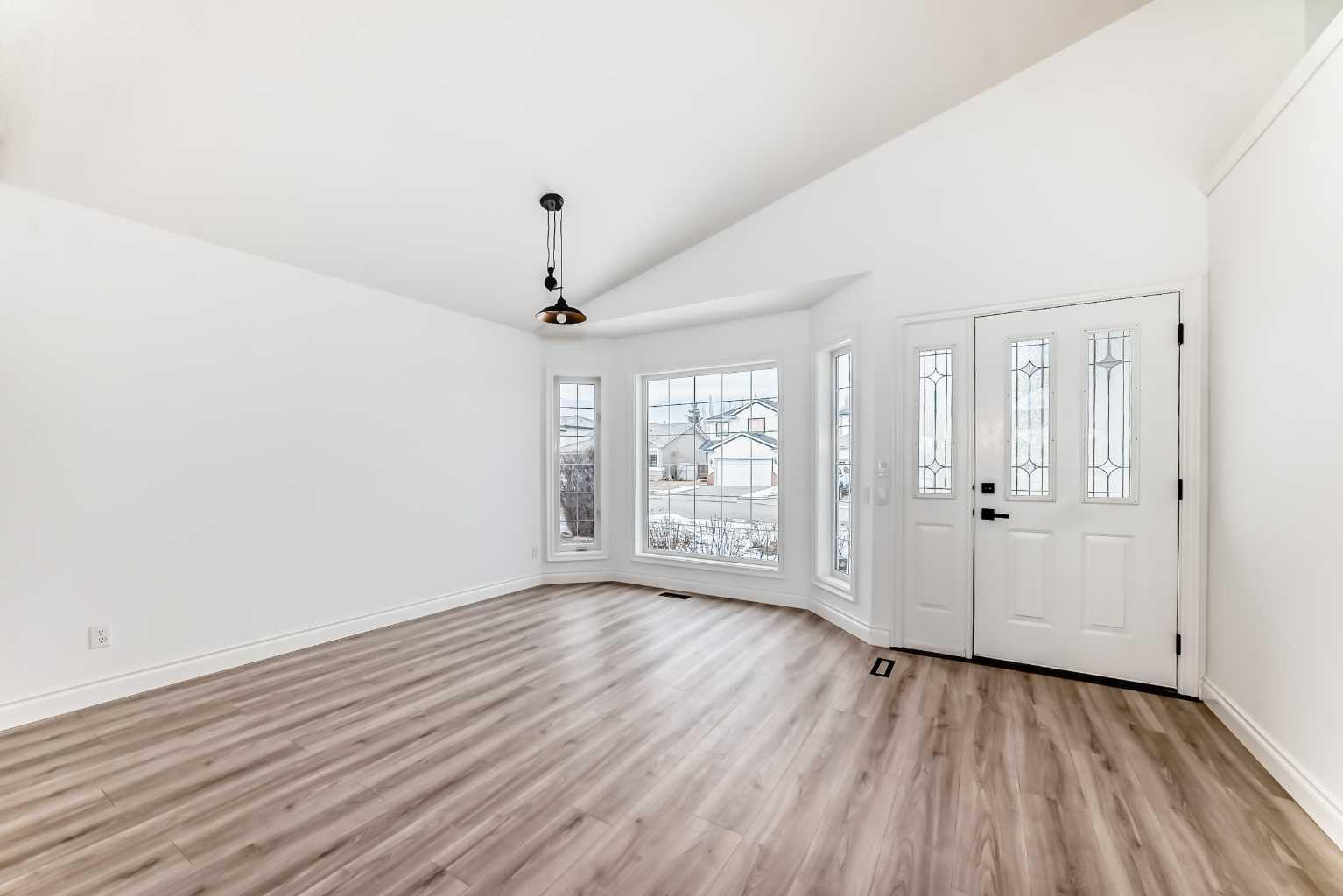 228 Woodside Crescent NW