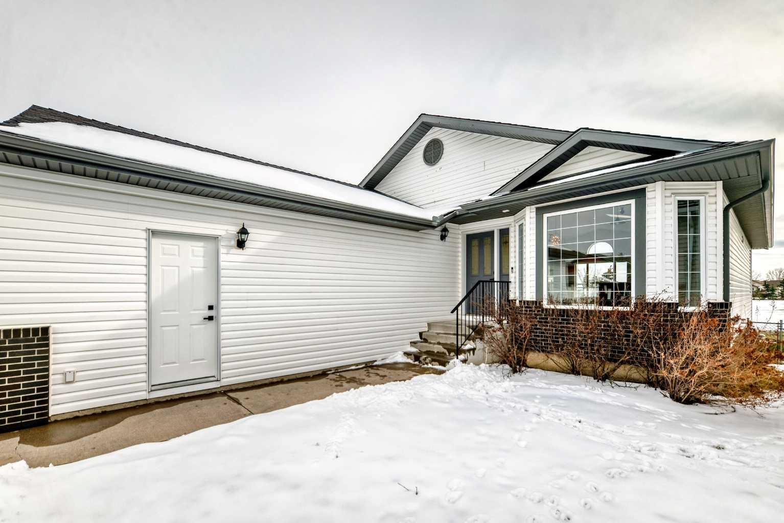 228 Woodside Crescent NW