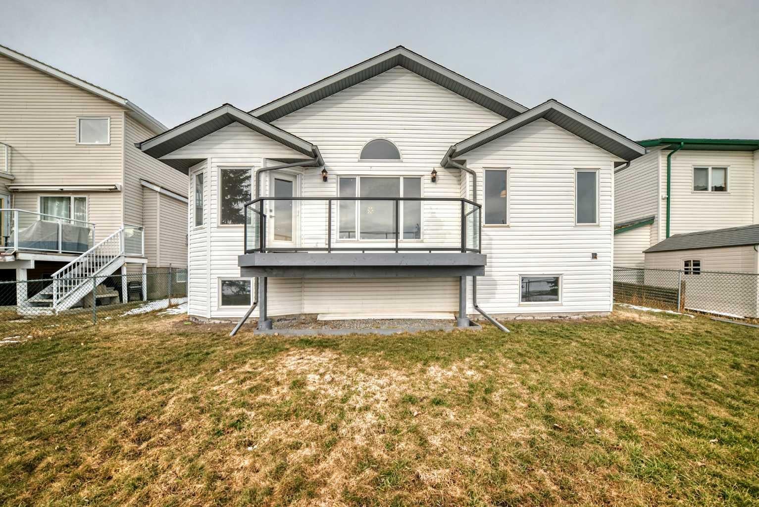 228 Woodside Crescent NW