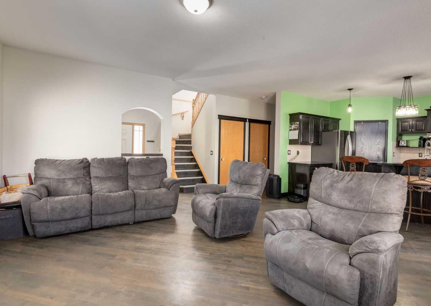 244 Stonegate Close NW