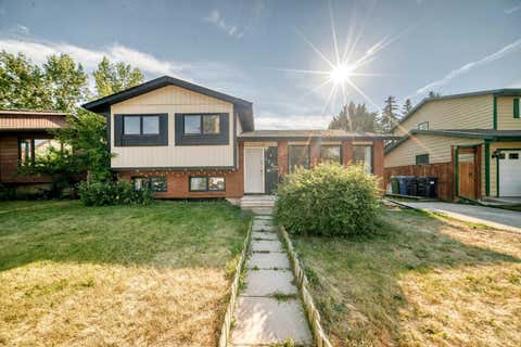 Photo of 179 Deer Ridge Way SE, Calgary, AB T2J 5Y8 (MLS # A2334224)