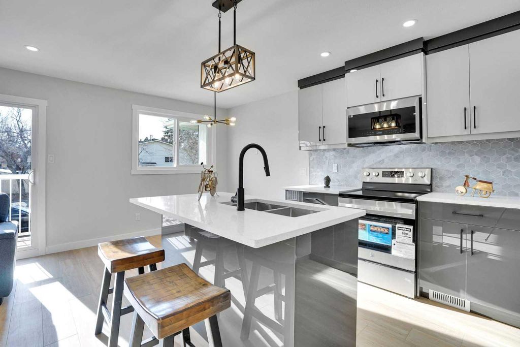 Photo of 1306 Berkley Drive NW, Calgary, AB T3K 1S9 (MLS # A2286533)