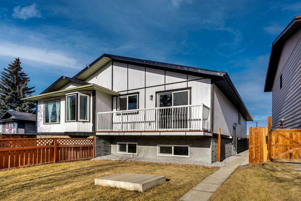 Photo of 1306 Berkley Drive NW, Calgary, AB T3K 1S9 (MLS # A2286533)