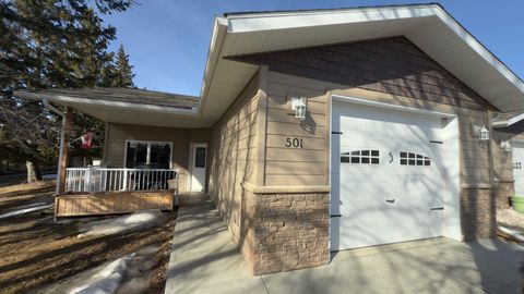 Photo of 501 5 Street W, Hanna, AB T0J 1P0 (MLS # A2295220)