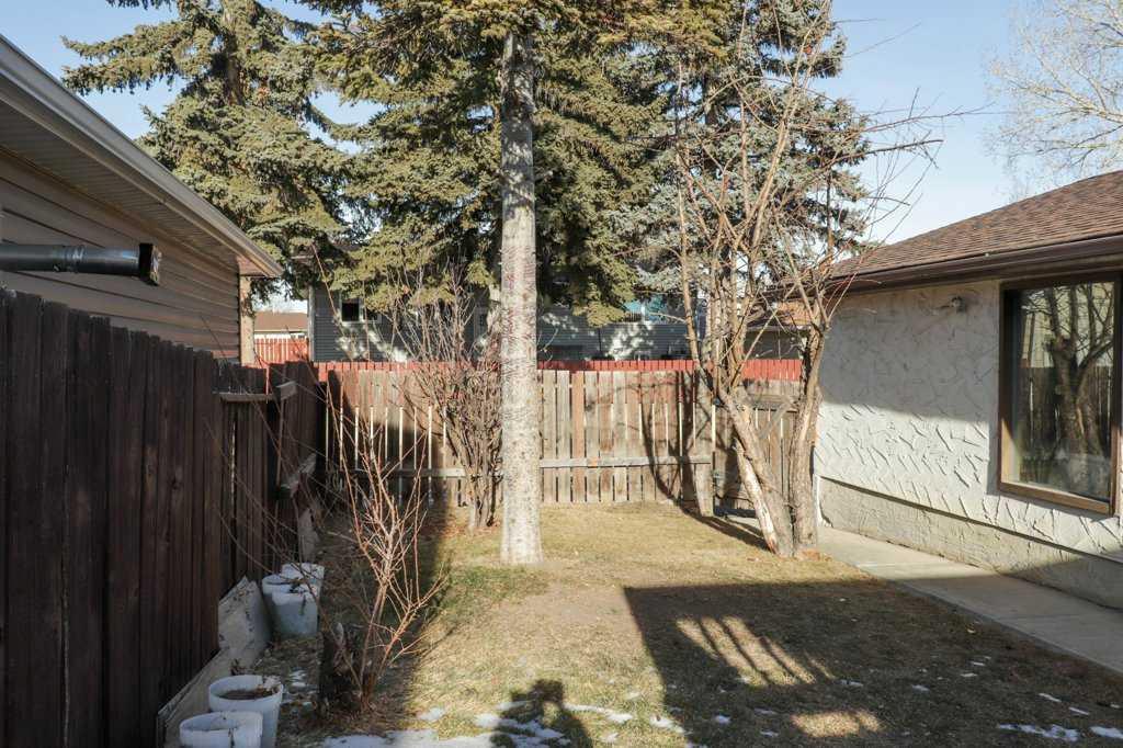 236 Pinetree Road NE