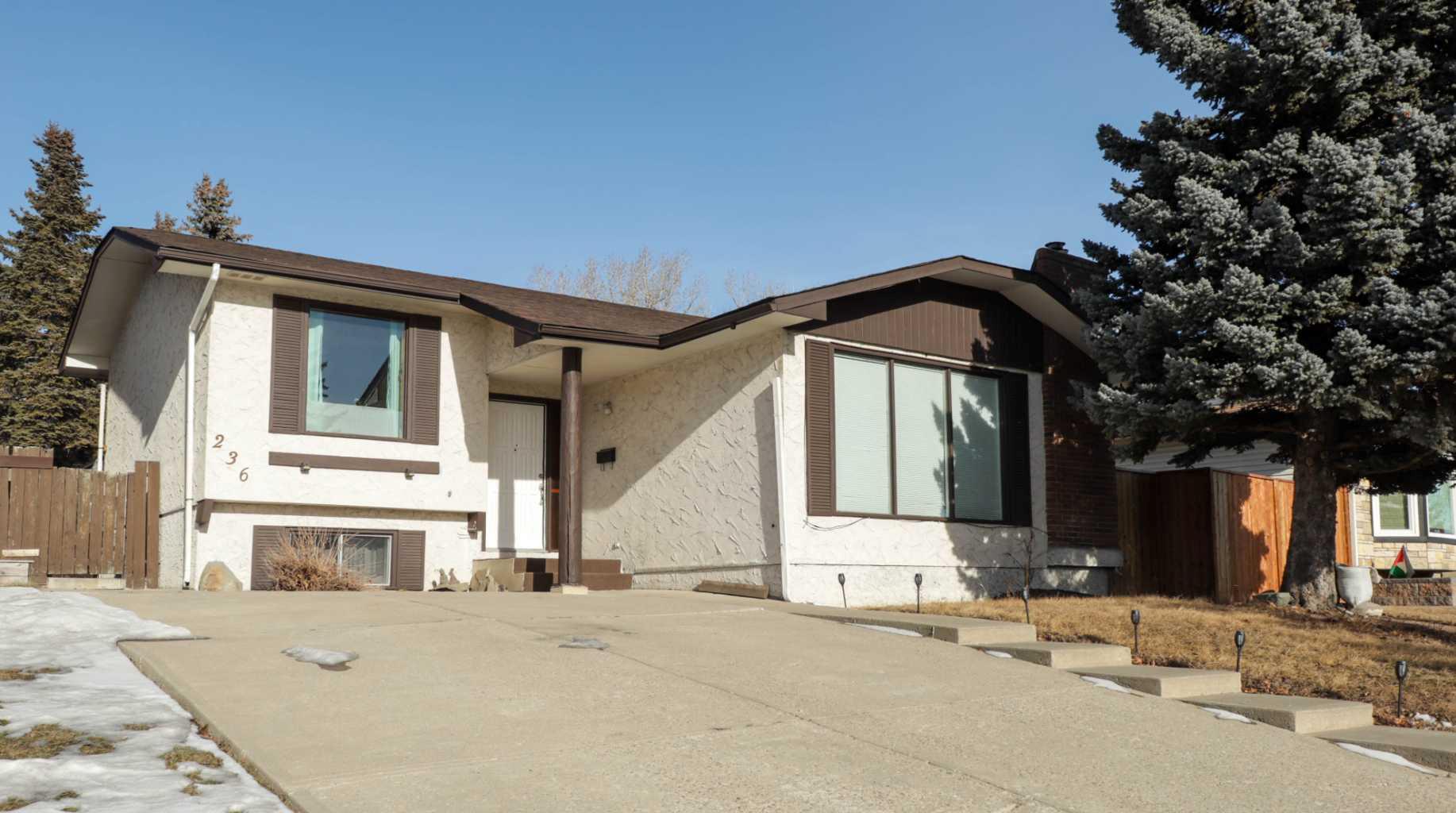 236 Pinetree Road NE