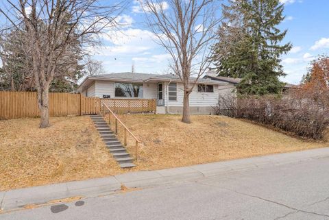 3248 Bearspaw Drive NW Calgary AB T2L 1T3