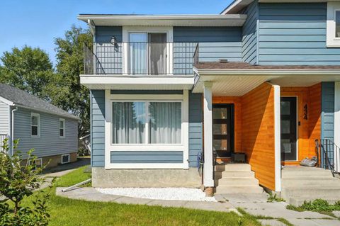 432 25 Avenue NE Calgary AB T2E 1Y3