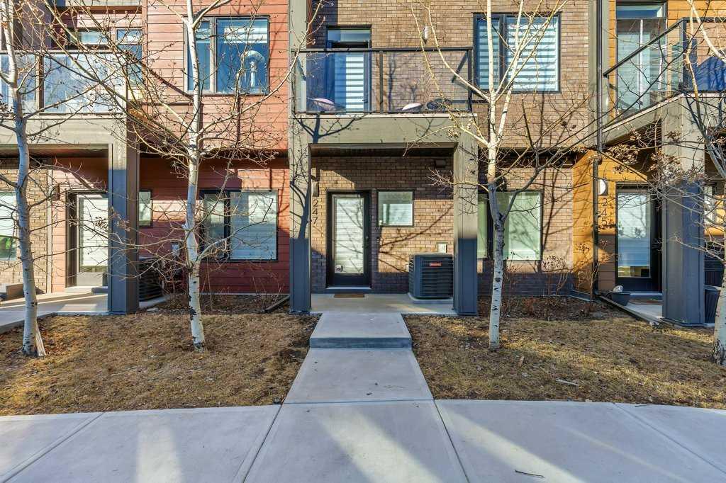 247 Greenbriar Common NW