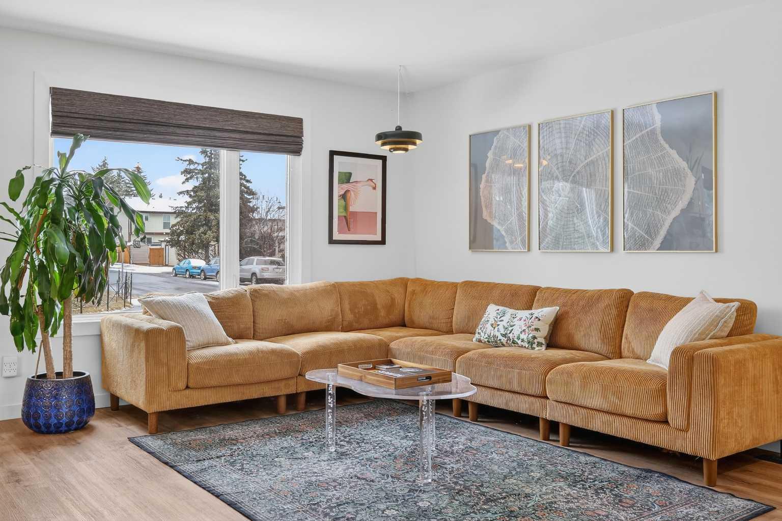 584 Woodhill Place SW