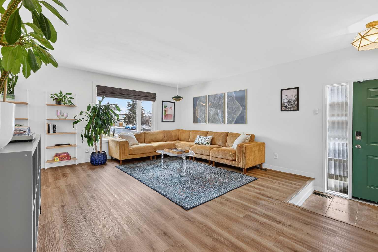 584 Woodhill Place SW