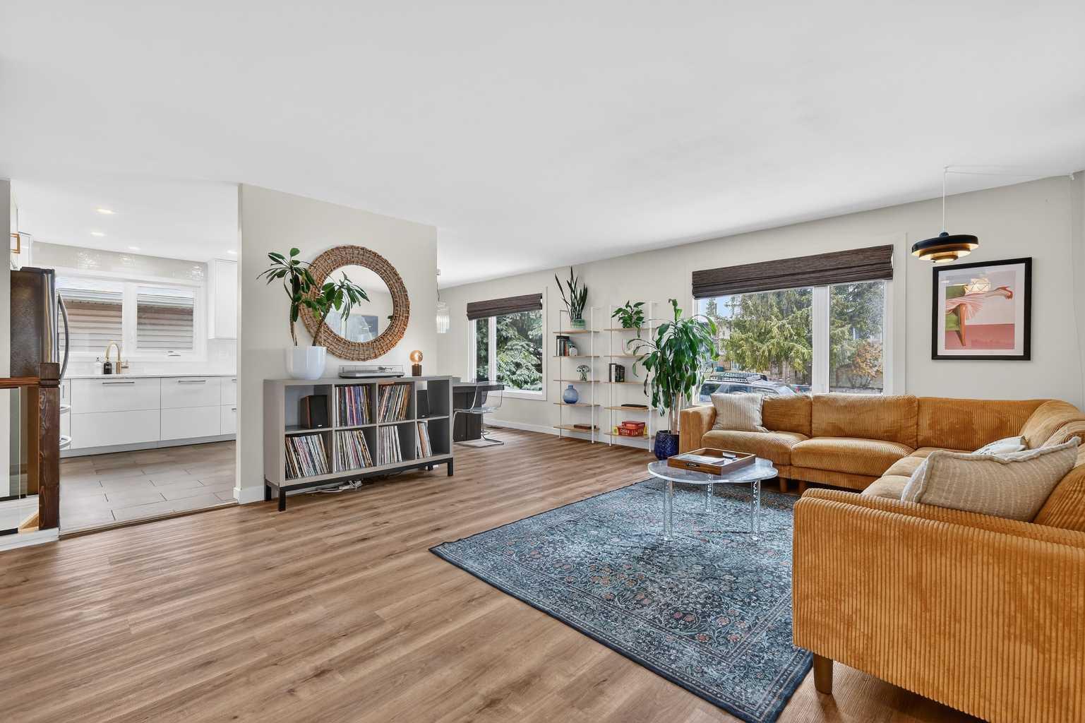 584 Woodhill Place SW