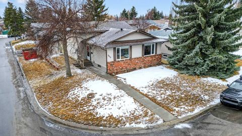 Photo of 584 Woodhill Place SW, Calgary, AB T2W 3L5 (MLS # A2298867)