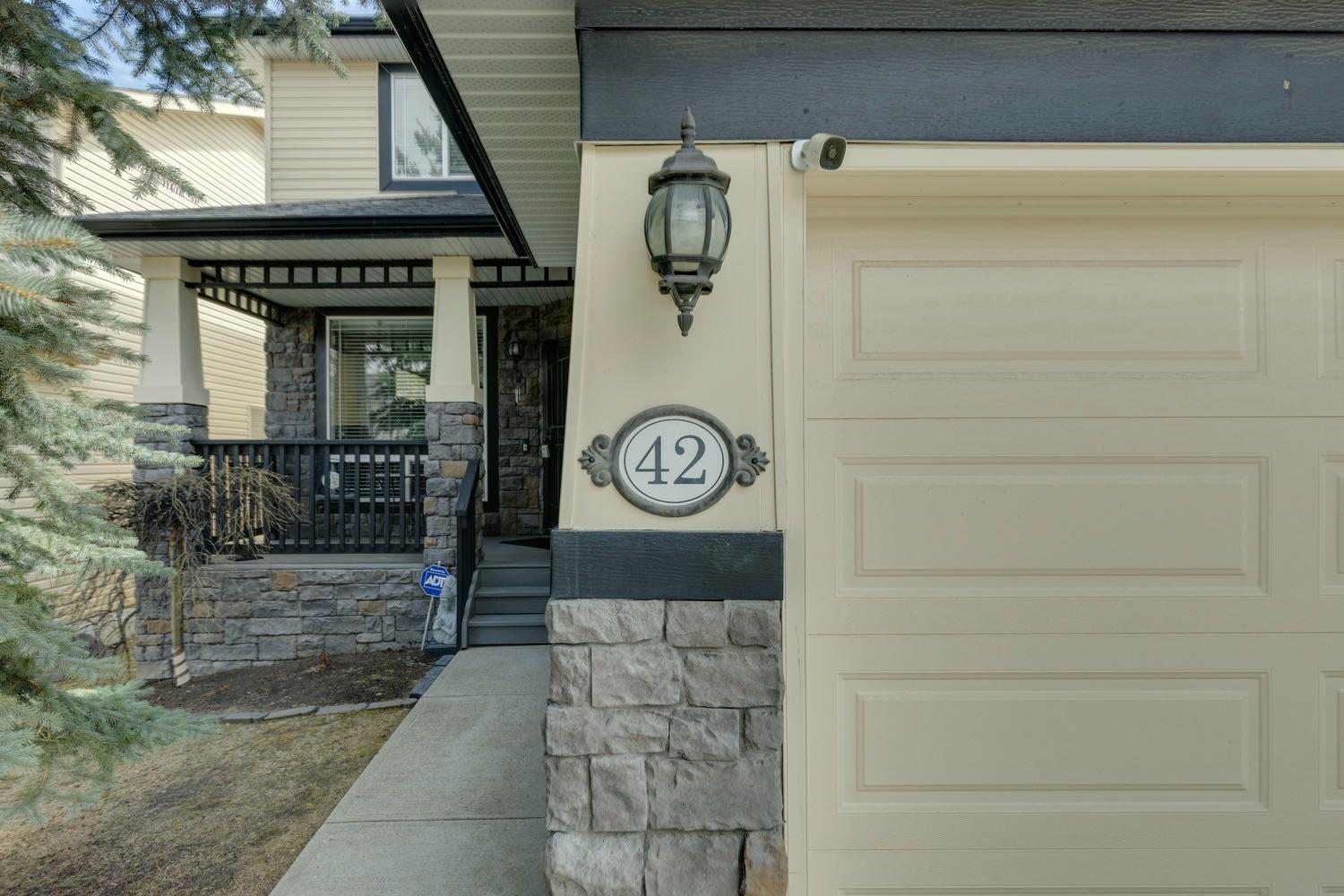 42 Cresthaven Way SW