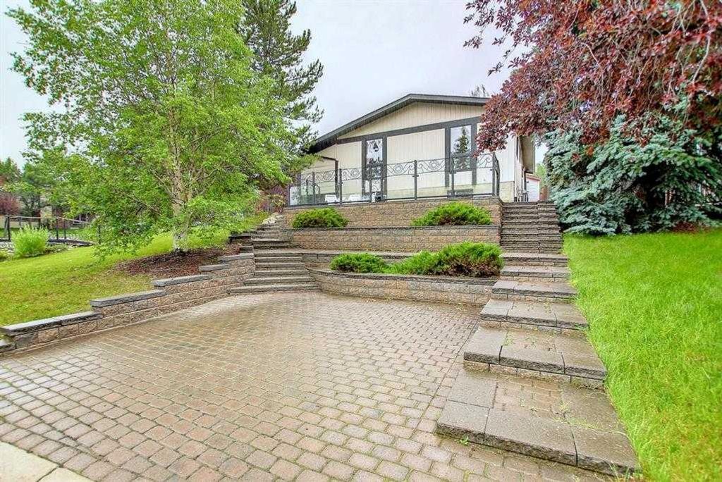 Photo of 3 Berwick Crescent NW, Calgary, AB T3K 1P7 (MLS # A2291794)