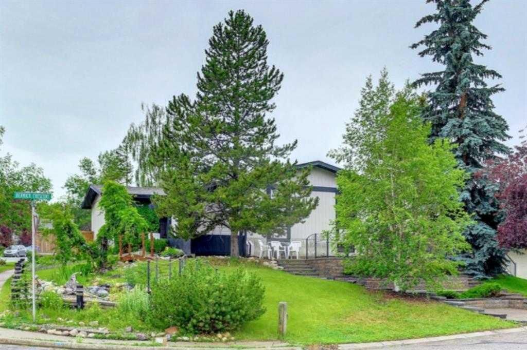 Photo of 3 Berwick Crescent NW, Calgary, AB T3K 1P7 (MLS # A2291794)