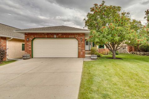 Photo of 74 Evergreen Bay SW, Calgary, AB T2Y 3E9 (MLS # A2261025) Photo of 74 Evergreen Bay SW, Calgary, AB T2Y 3E9 (MLS # A2261025)