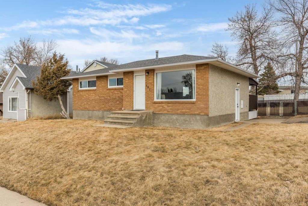 Photo of 121 6 Street SE, Redcliff, AB T0J 2P0 (MLS # A2288296)
