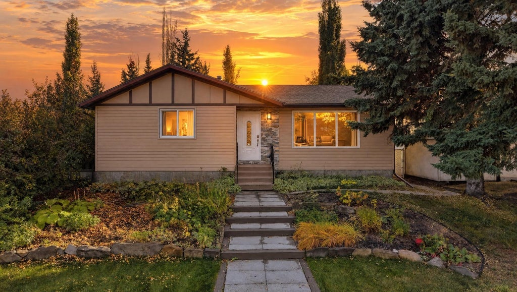 Photo of 4412 45 Avenue, Sylvan Lake, AB T4S 1K6 (MLS # A2350207)