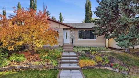 Photo of 4412 45 Avenue, Sylvan Lake, AB T4S 1K6 (MLS # A2350207)