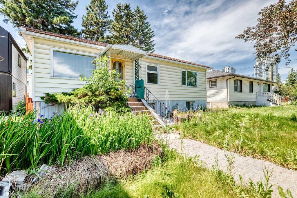 Photo of 1703 32 Street SW, Calgary, AB T3C 1N6 (MLS # A2330355)