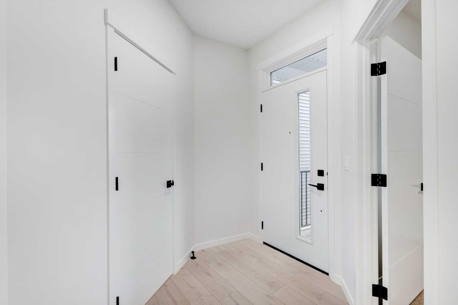 370 Corner Glen Way NE