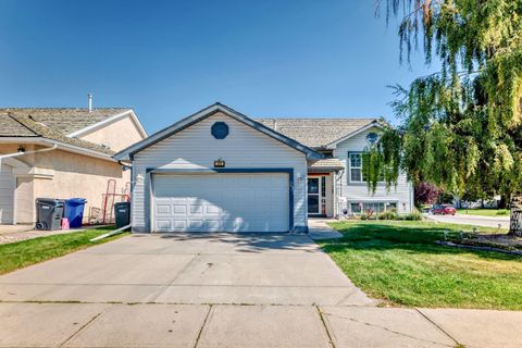 21 Strathmore Lakes Way Strathmore AB T1P 1L7