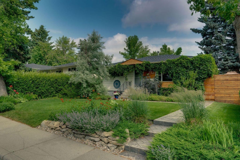 Photo of 212 Blackthorn Road NW, Calgary, AB T2K 3S3 (MLS # A2346351)