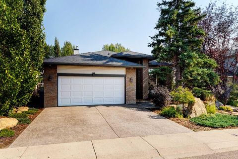 60 Woodpark Close SW Calgary AB T2W 6G9