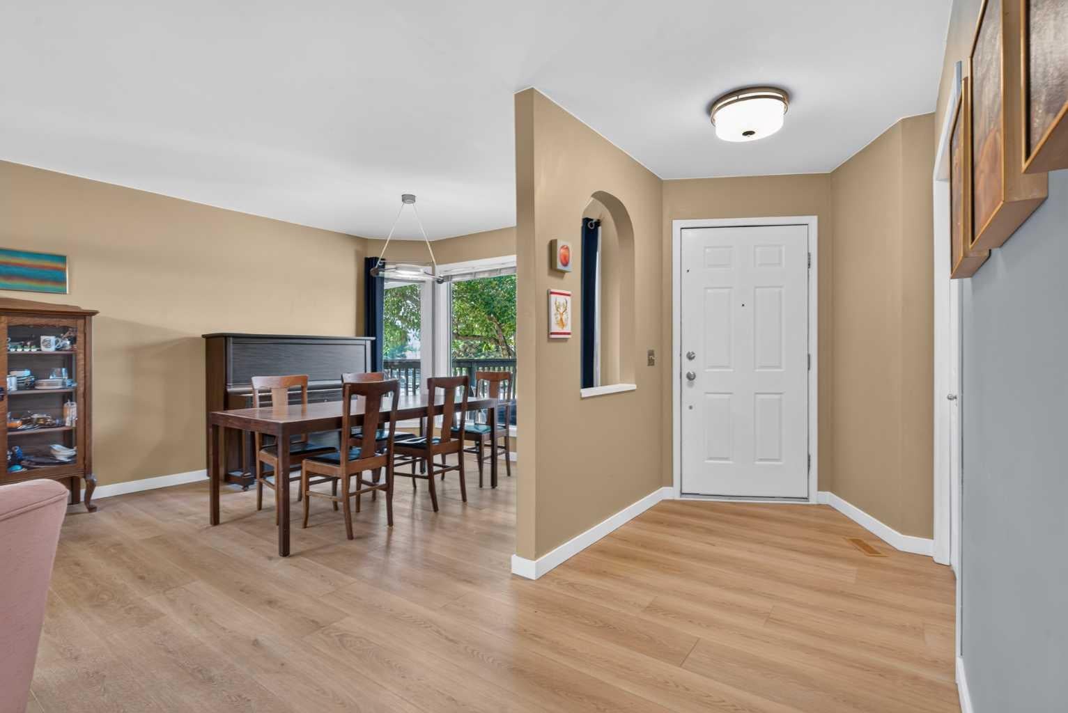 113 Riverview Court W