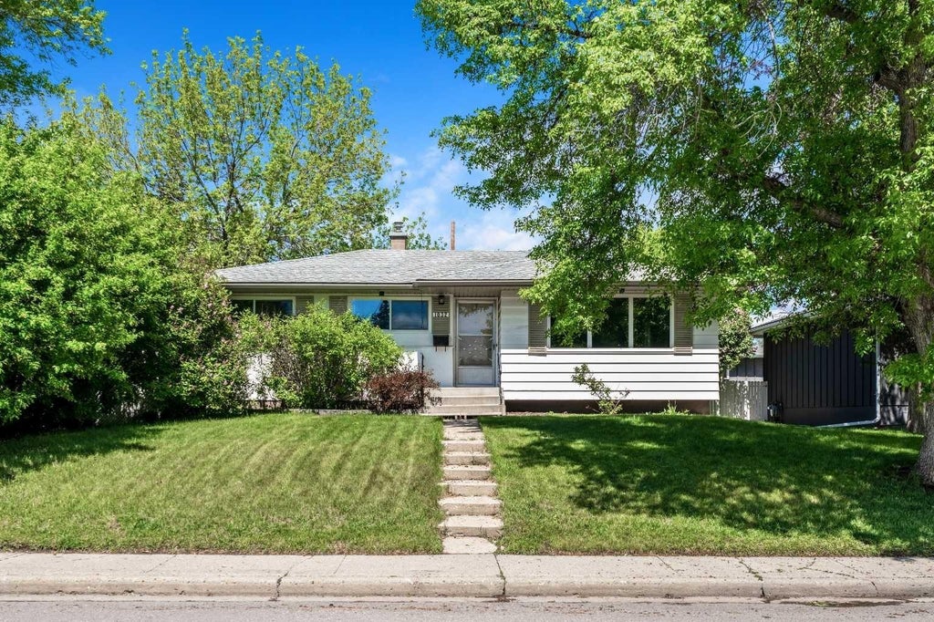 Photo of 1032 89 Avenue SW, Calgary, AB T2V 0W4 (MLS # A2318175)