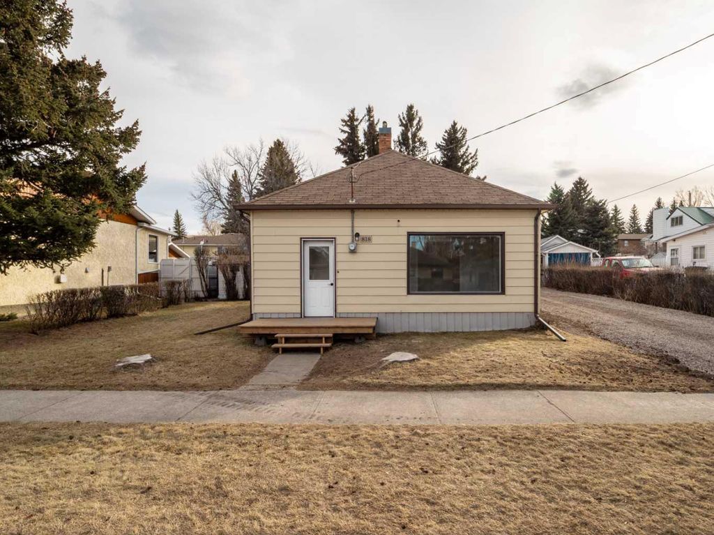 Photo of 818 Mountain Street, Pincher Creek, AB T0K 1W0 (MLS # A2286562)