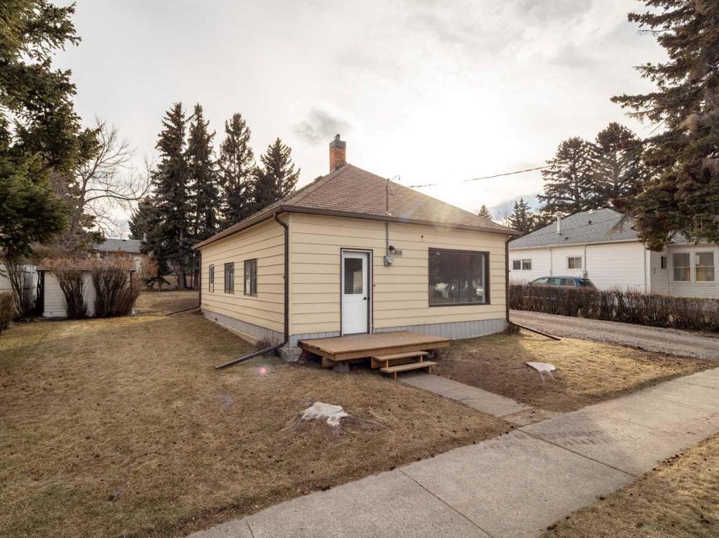 Photo of 818 Mountain Street, Pincher Creek, AB T0K 1W0 (MLS # A2286562)