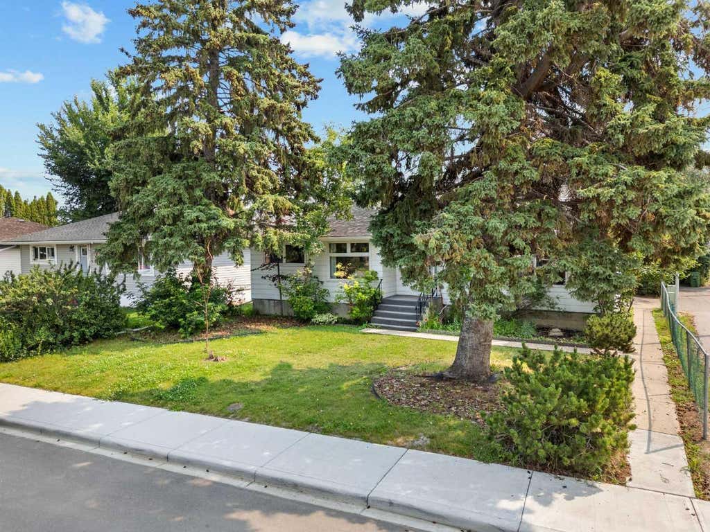Photo of 4715 43a Avenue, Red Deer, AB T4N 3G9 (MLS # A2331059)