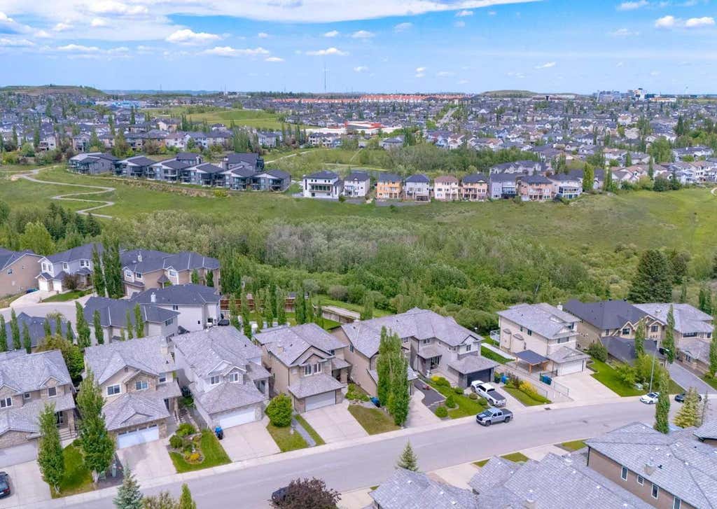Photo of 98 Royal Ridge Mount NW, Calgary, AB T3G 5Z3 (MLS # A2324032)