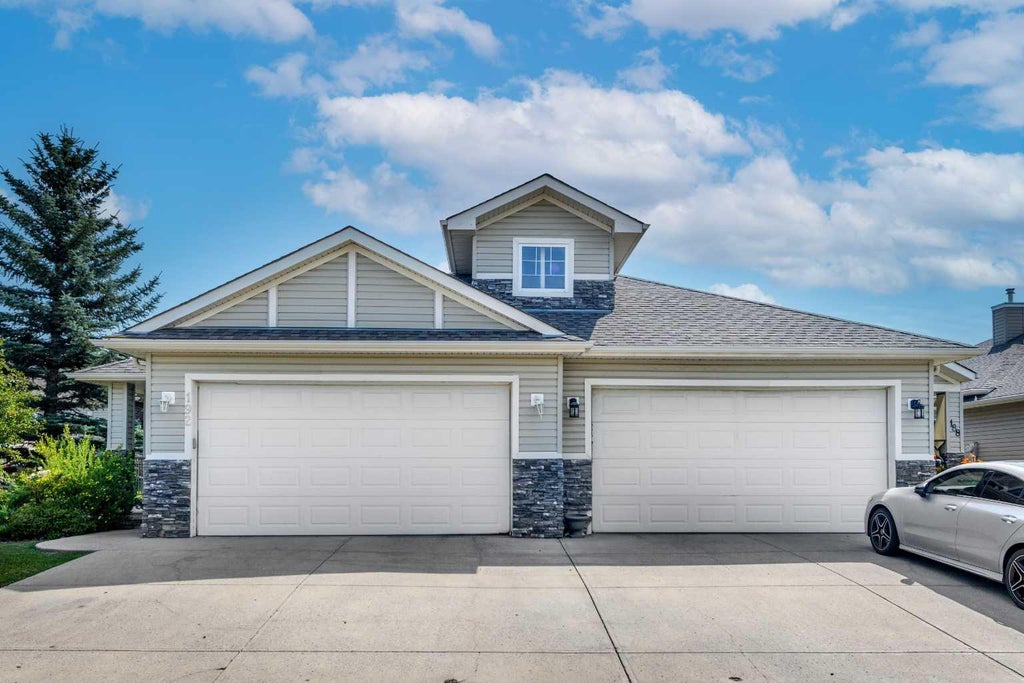 Photo of 192 Cove Rise Rise, Chestermere, AB T1X 1S7 (MLS # A2333000)