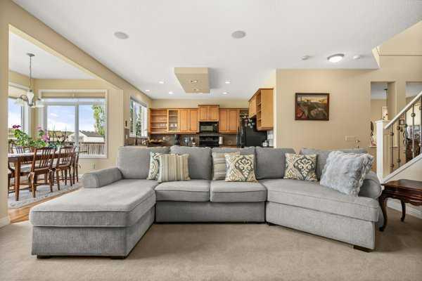 160 Royal Oak Heights NW