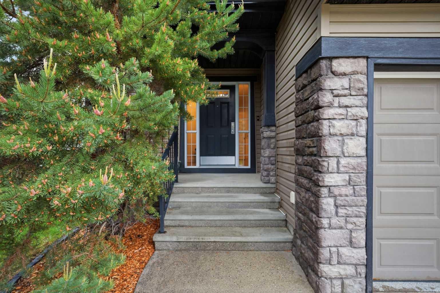 114 Cougarstone Crescent SW