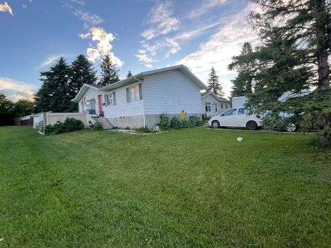 Photo of 112 Huntstrom Drive NE, Calgary, AB T2K 5T5 (MLS # A2325633)