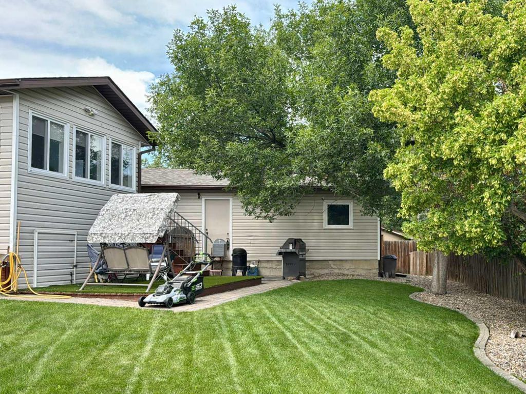 Photo of 11 Princeton Road W, Lethbridge, AB T1K 5A1 (MLS # A2275434)