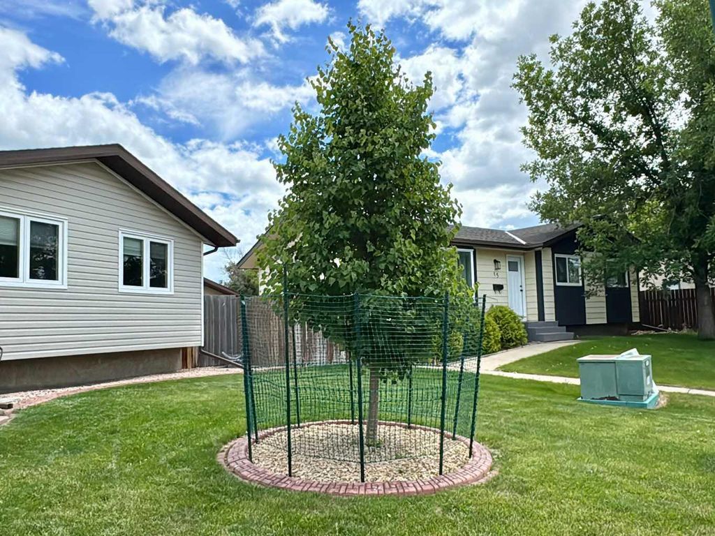 Photo of 11 Princeton Road W, Lethbridge, AB T1K 5A1 (MLS # A2275434)