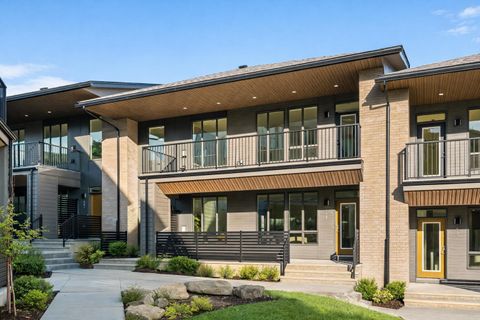 609 Sovereign Common SW Calgary AB T3C 3Y3