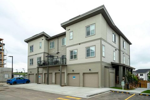 2117 81 Street SW 60 Calgary AB T3H 6H5