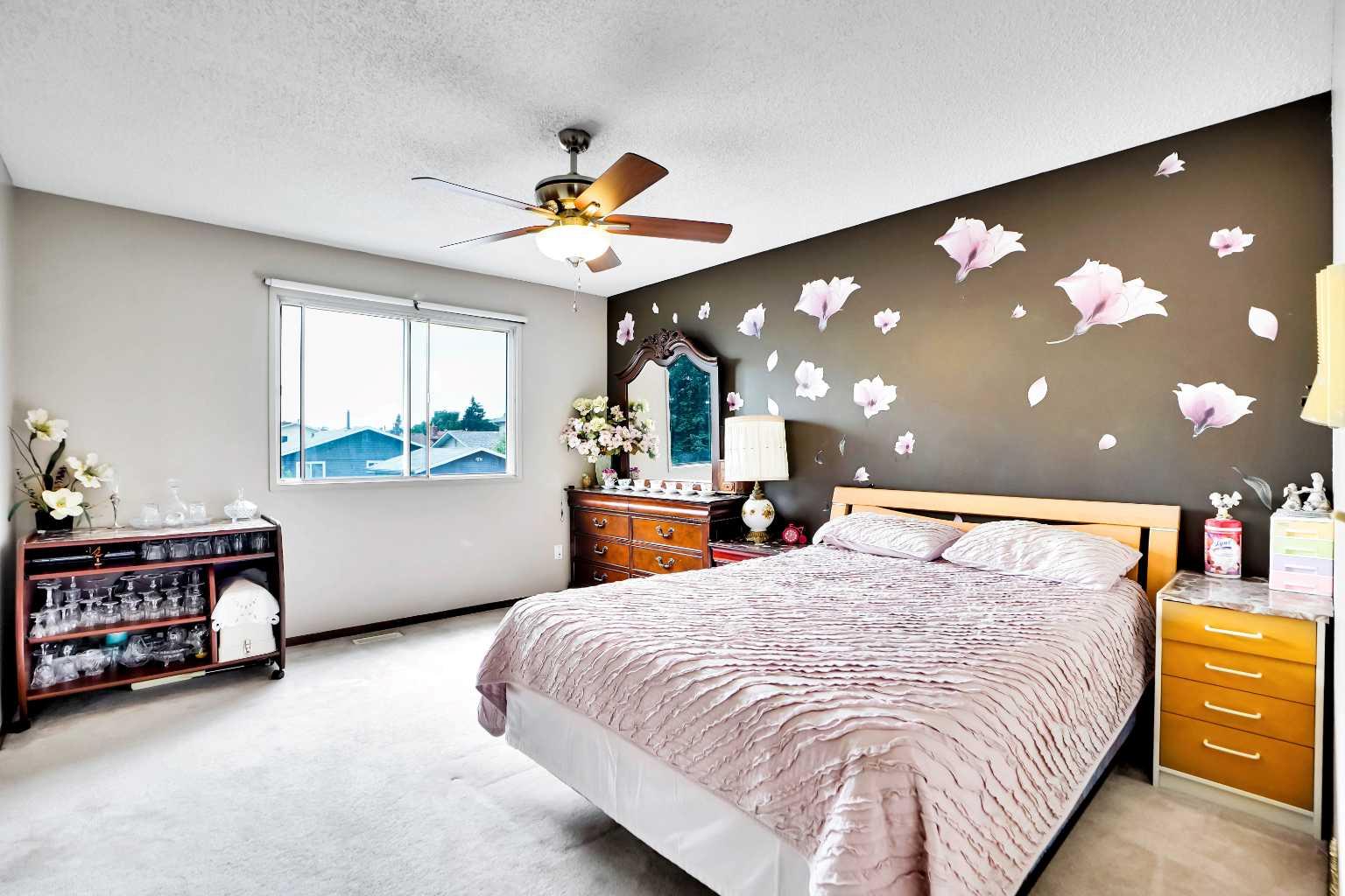 228 Rundlemere Road NE