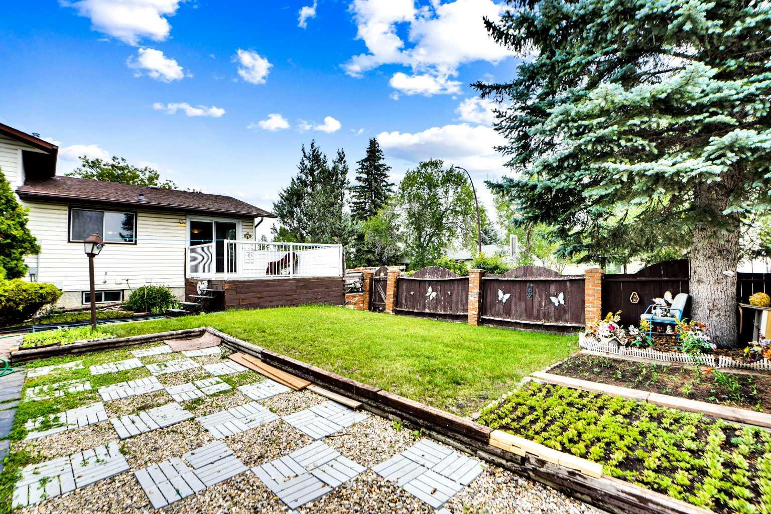 228 Rundlemere Road NE