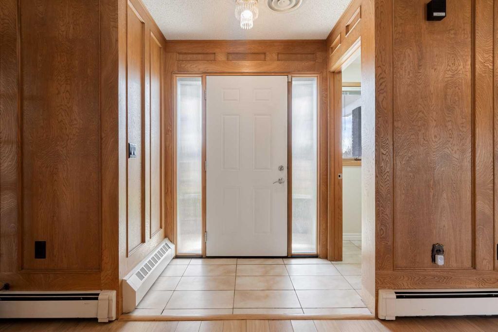 Photo of 1008 Shawnee Drive SW, Calgary, AB T2Y 2T9 (MLS # A2279086)