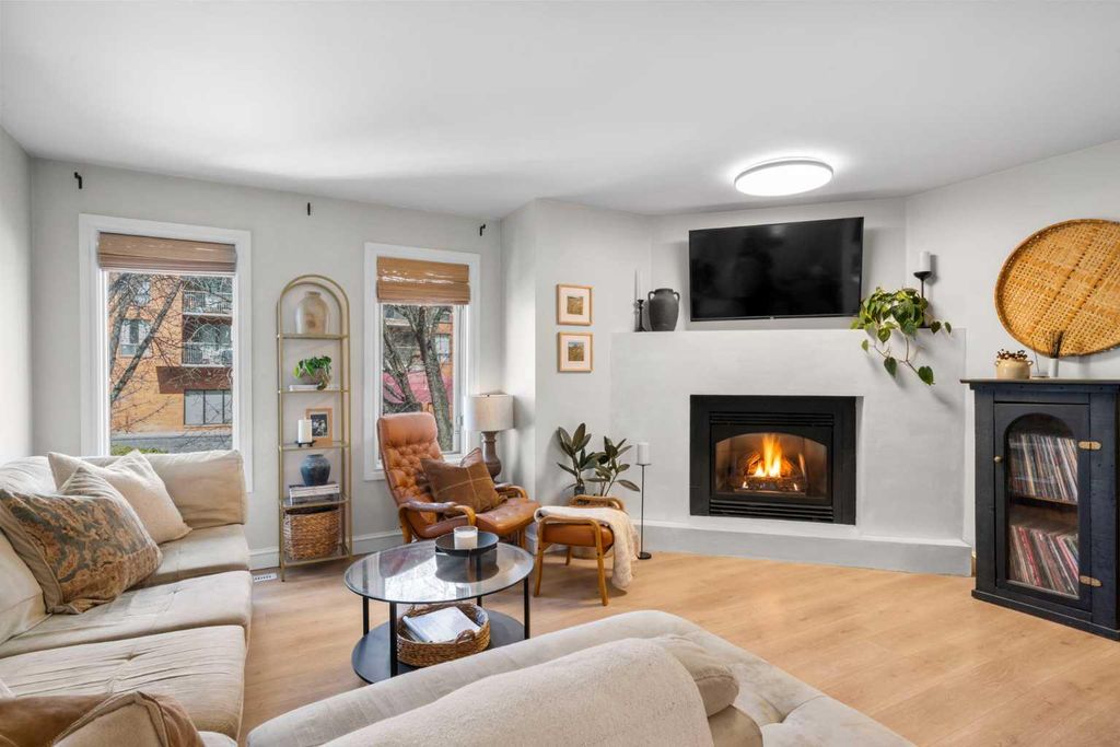 Photo of 1339 14 Avenue SW #3, Calgary, AB T3C 0W3 (MLS # A2295778)