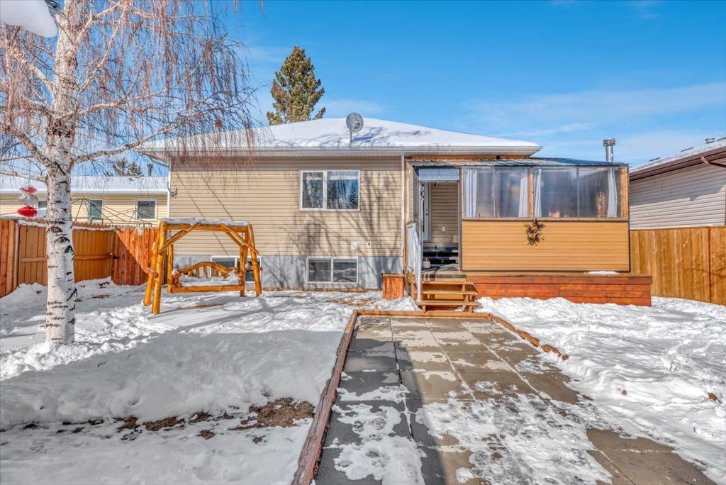 Photo of 211 Royal Avenue, Diamond Valley, AB T0L 2A0 (MLS # A2294558)