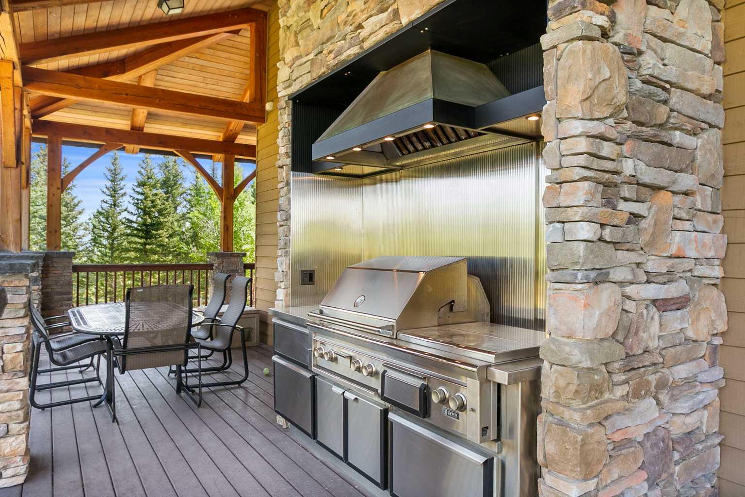 272001-200 272 Street W