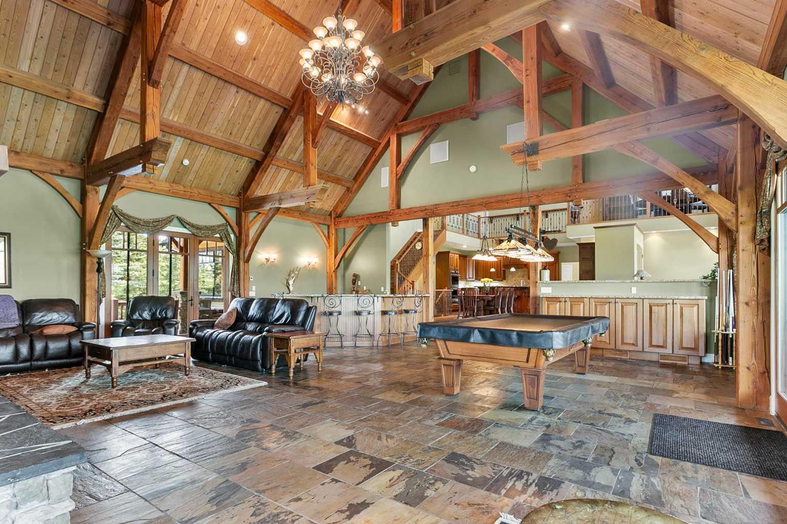 272001-200 272 Street W